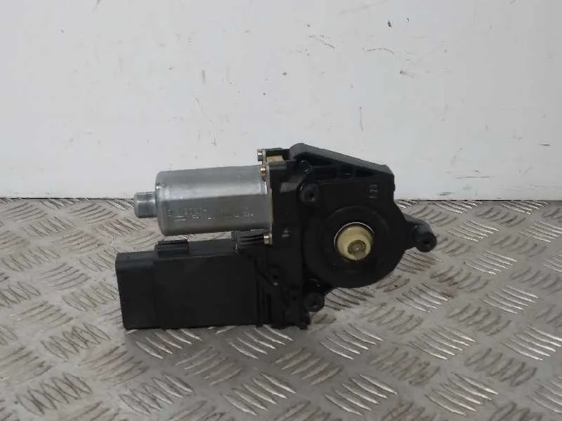 Motor Elevalunas Delantero Derecho para Volkswagen Passat Berlina (3B3)