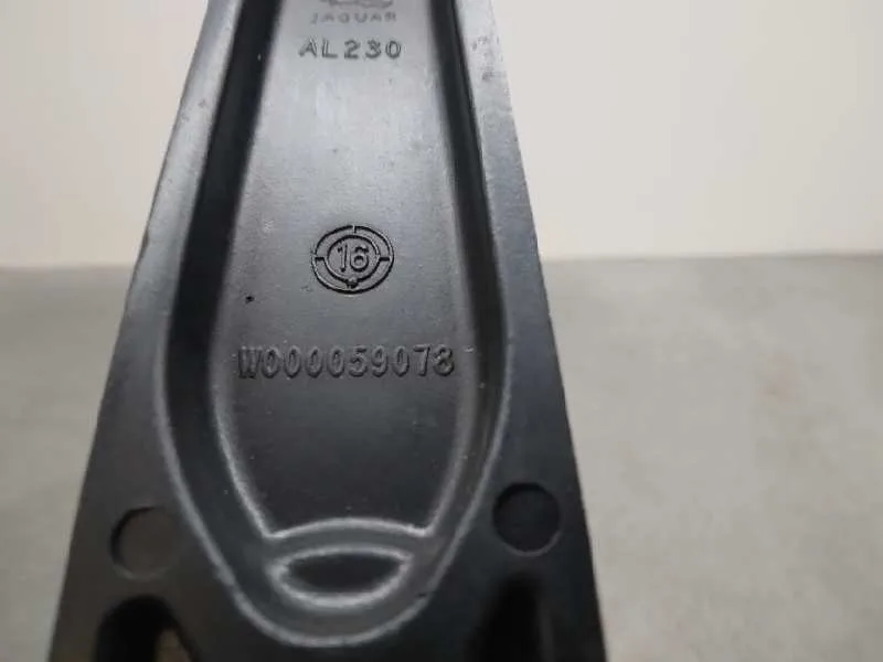 Brazo Limpia Delantero Derecho para Jaguar Xe