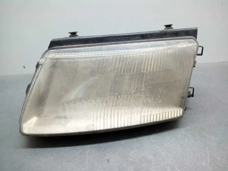 Faro Izquierdo para Volkswagen Passat Berlina (3B2)