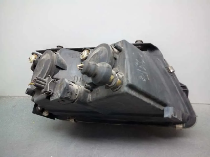 Faro Izquierdo para Volkswagen Passat Berlina (3B2)