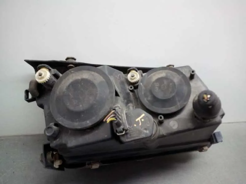 Faro Izquierdo para Volkswagen Passat Berlina (3B2)