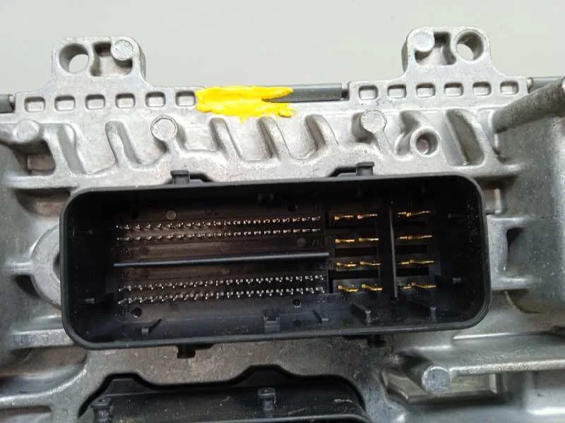 Centralita Motor Uce para Opel Astra J Lim.