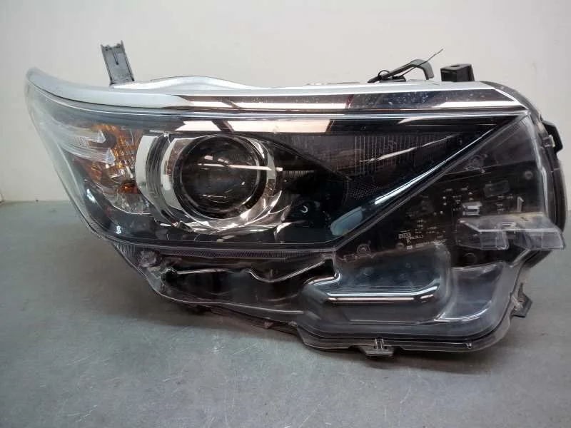 Faro Derecho para Toyota Auris Touring Sports (E18)