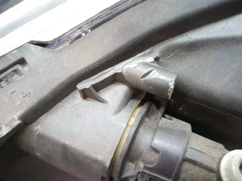 Faro Derecho para Toyota Auris Touring Sports (E18)