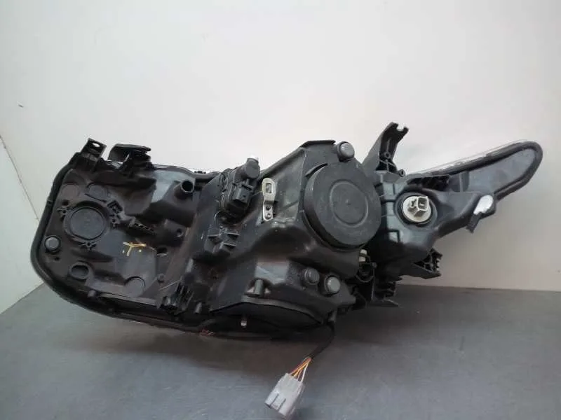 Faro Derecho para Toyota Auris Touring Sports (E18)