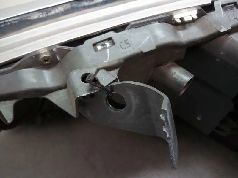 Faro Derecho para Toyota Auris Touring Sports (E18)