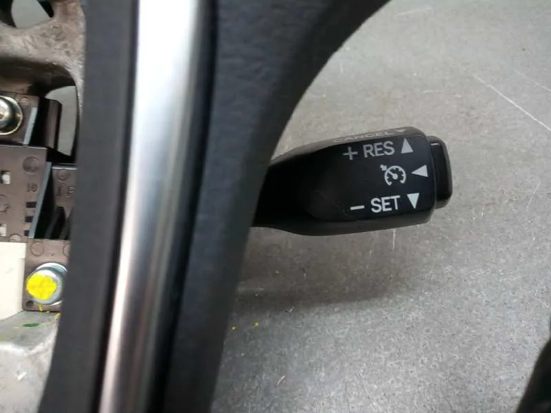 Volante para Toyota Auris Touring Sports (E18)