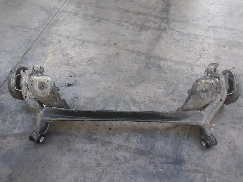 Puente Trasero para Mazda 2 Lim. ()