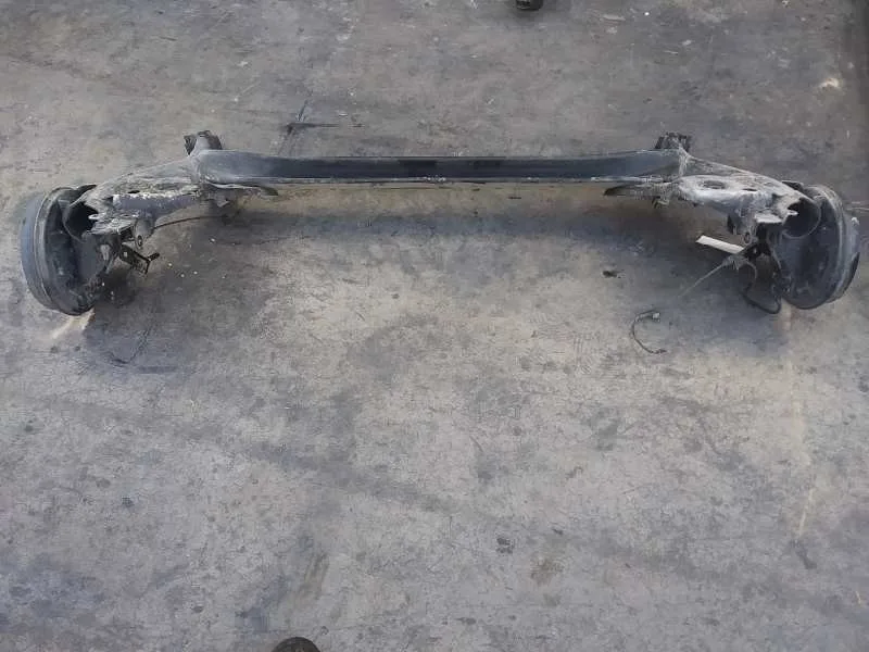 Puente Trasero para Mazda 2 Lim. ()