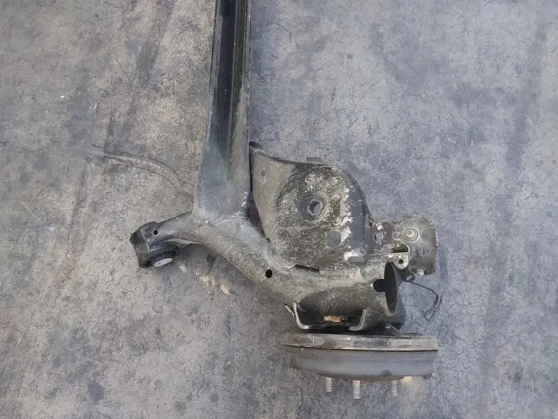 Puente Trasero para Mazda 2 Lim. ()