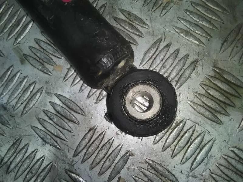 Amortiguador Trasero Derecho para Mazda 2 Lim. ()