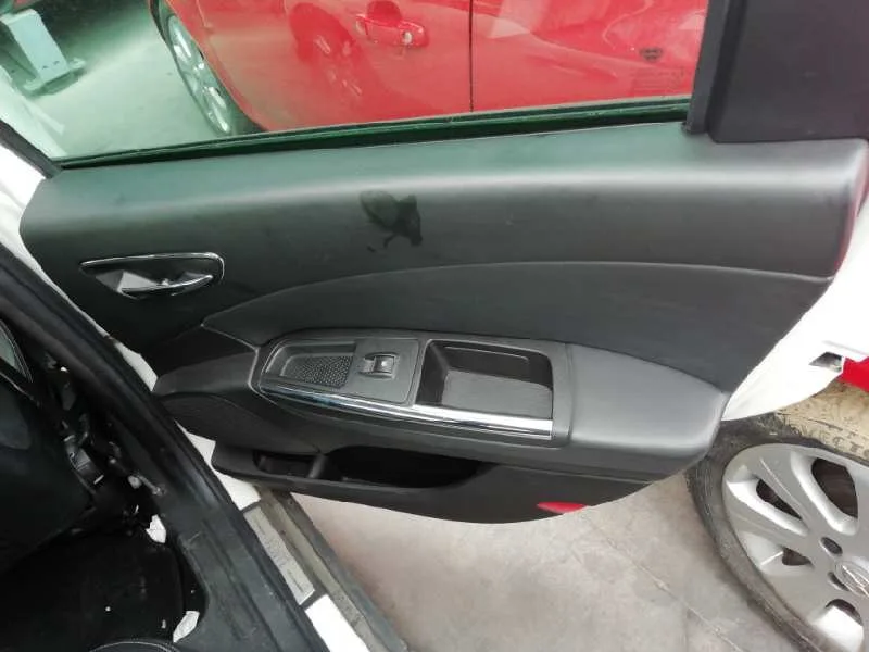 Guarnecido Puerta Trasera Derecha para Lancia Delta (181)