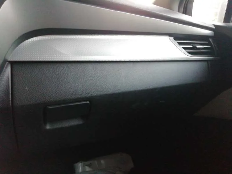 Guantera para Toyota Avensis Touring Sports