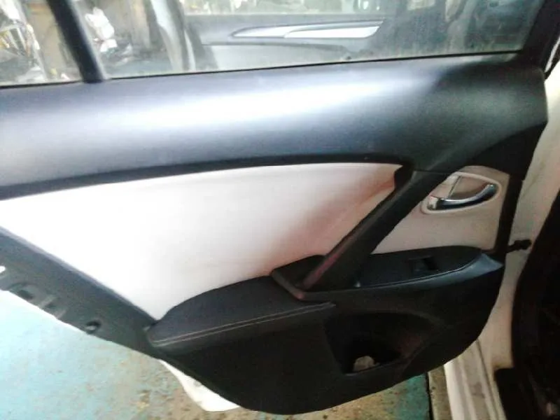 Guarnecido Puerta Trasera Izquierda para Toyota Avensis Touring Sports