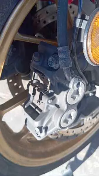 Pinza Freno Delantera Derecha para Yamaha R7