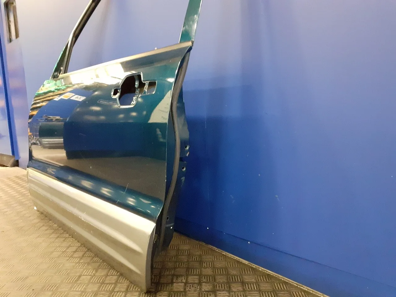 Puerta Delantera Izquierda para Mitsubishi Montero (V60/V70)
