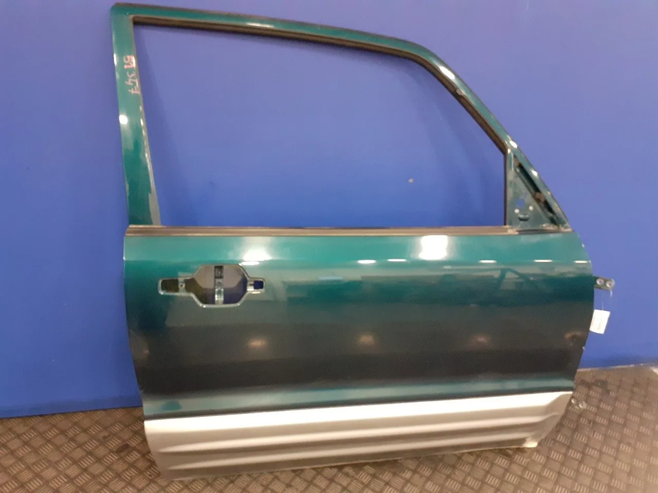 Puerta Delantera Derecha para Mitsubishi Montero (V60/V70)
