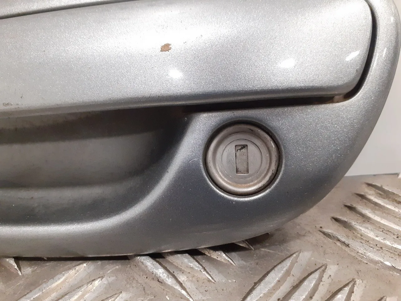 Maneta Exterior Delantera Izquierda para Subaru Legacy Berl. B13 (Bl)