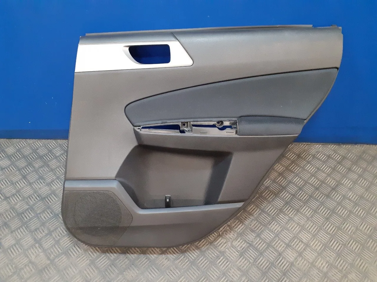 Guarnecido Puerta Trasera Derecha para Subaru Forester S12