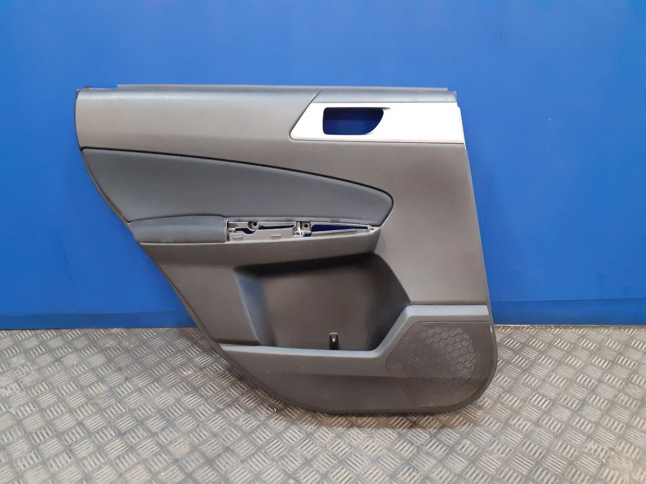Guarnecido Puerta Trasera Izquierda para Subaru Forester S12