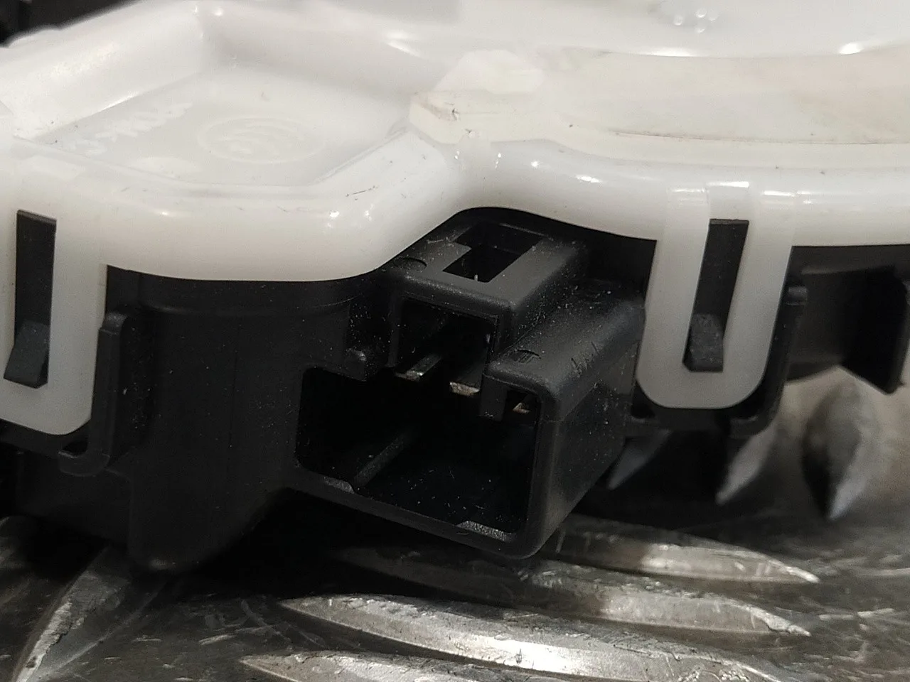 Cerradura Maletero / Porton para Mazda 2 Lim. ()