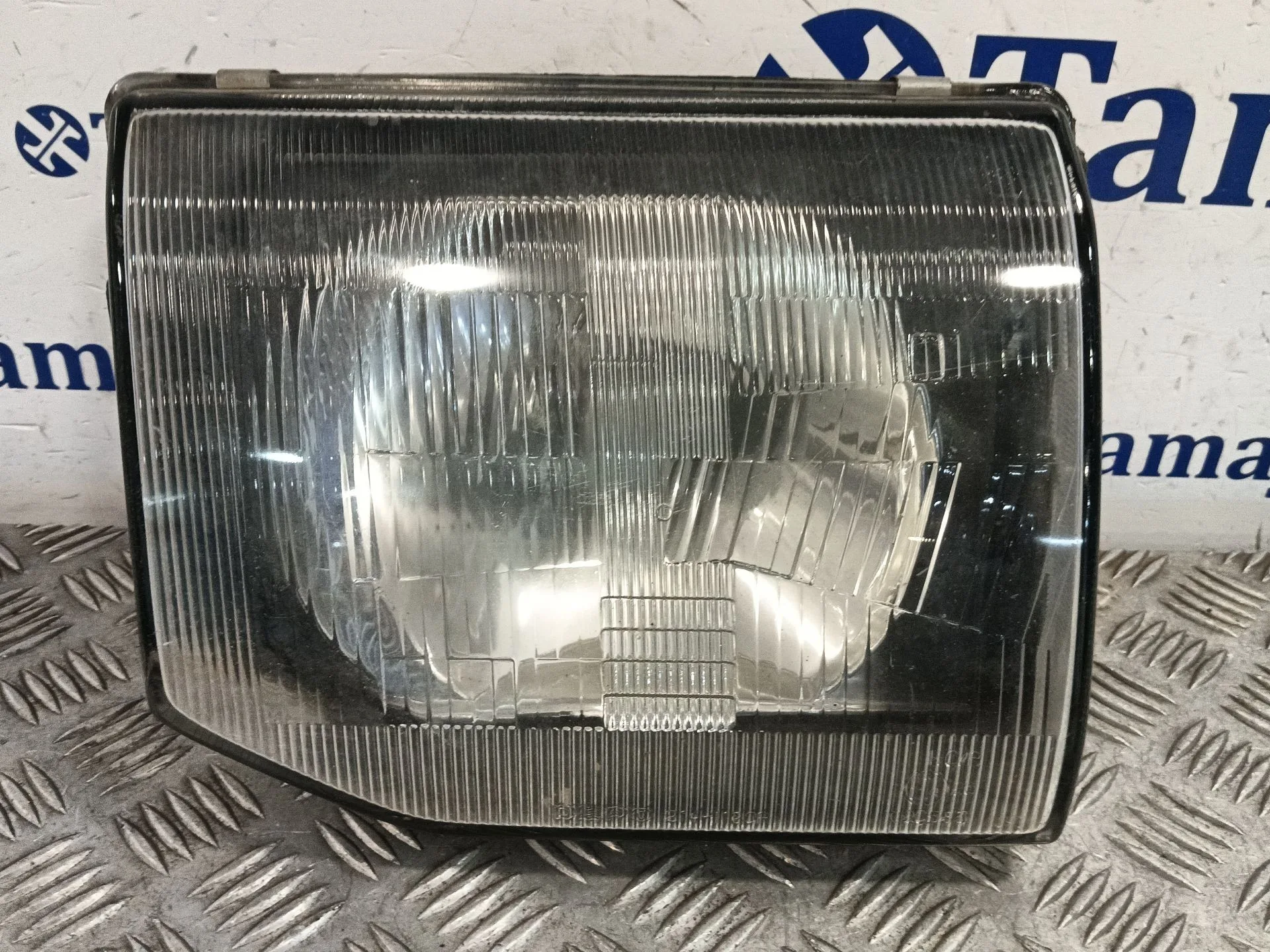 Faro Derecho para Mitsubishi Montero (V20/V40)