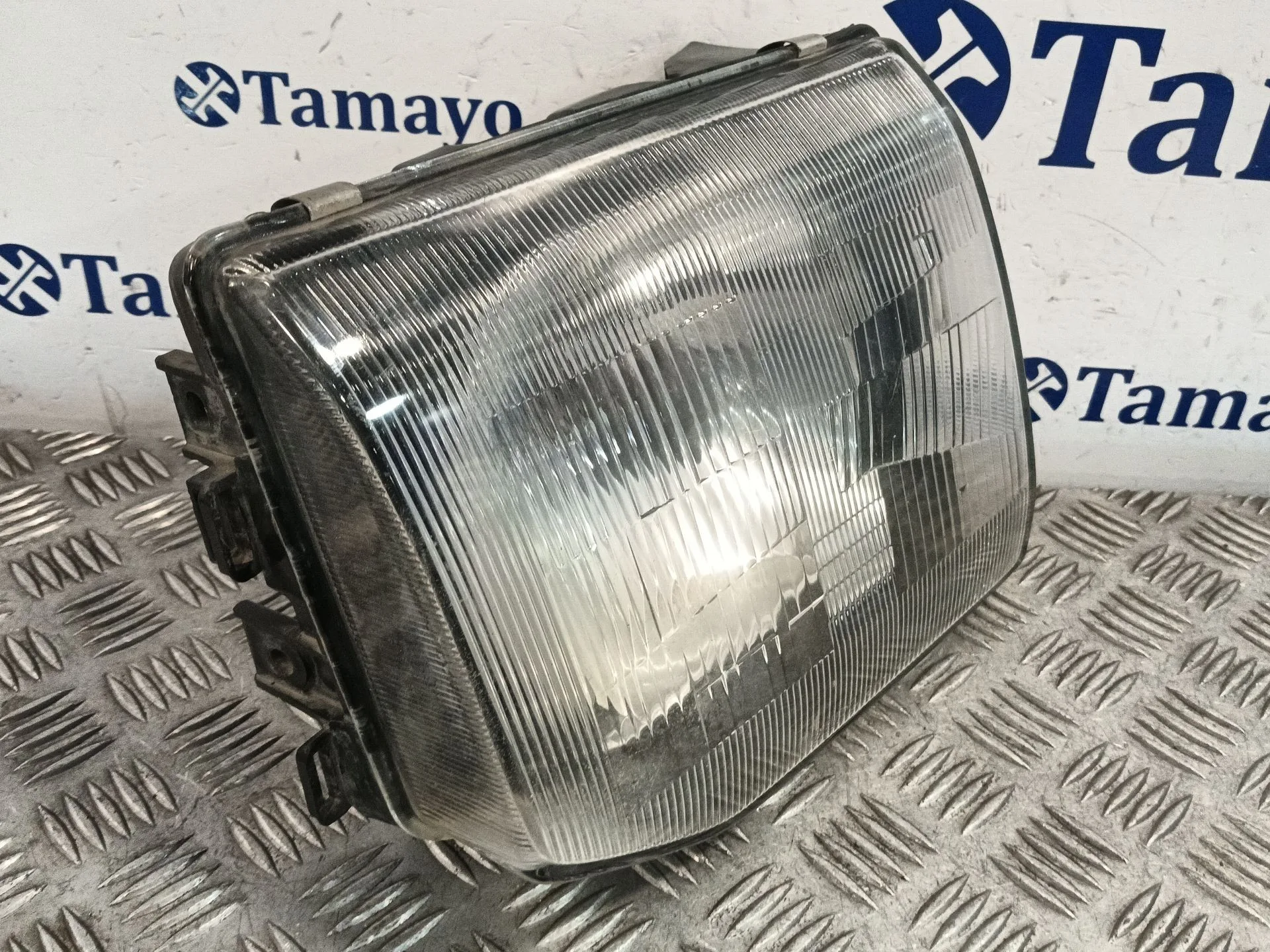 Faro Derecho para Mitsubishi Montero (V20/V40)