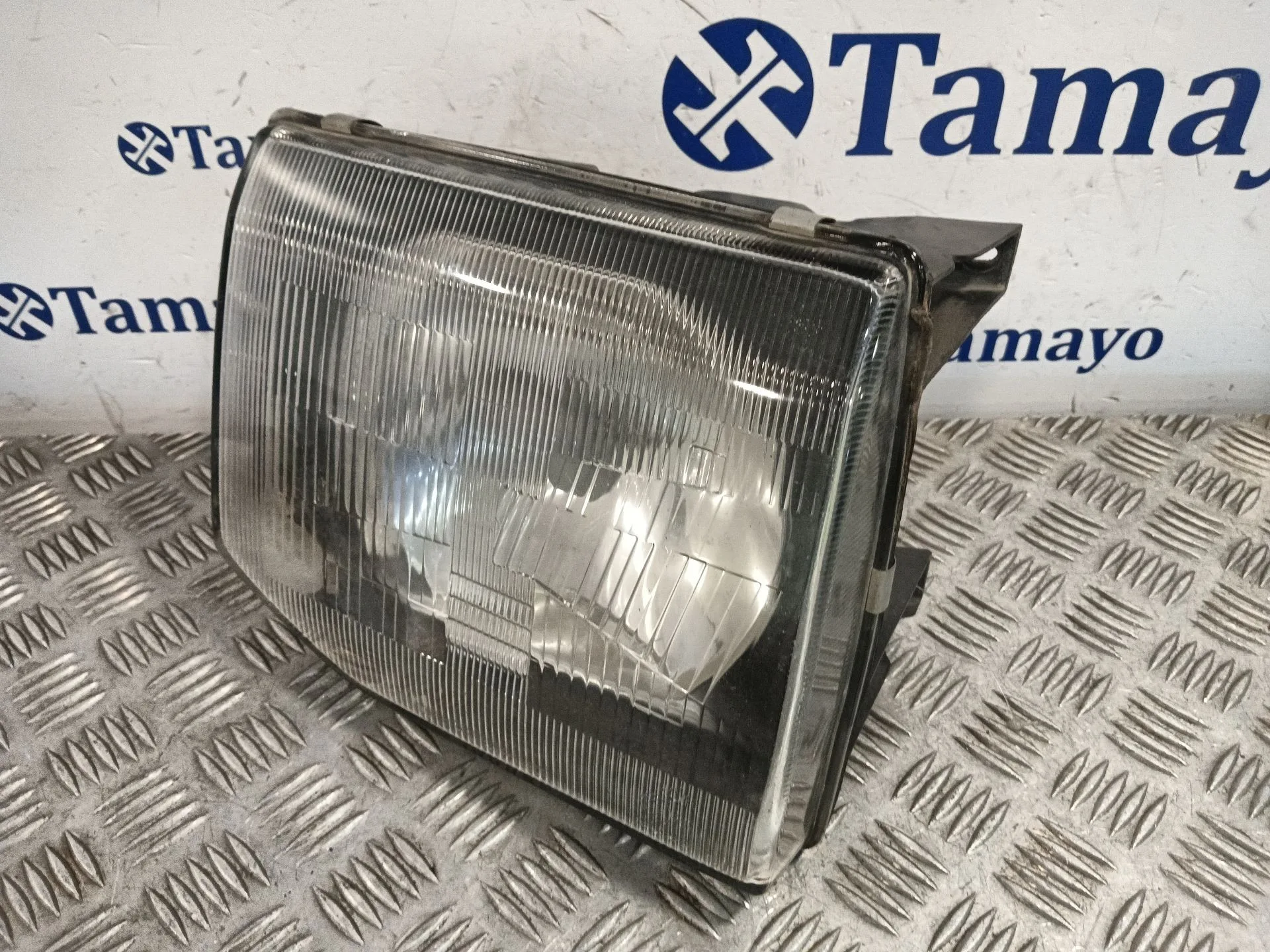 Faro Derecho para Mitsubishi Montero (V20/V40)