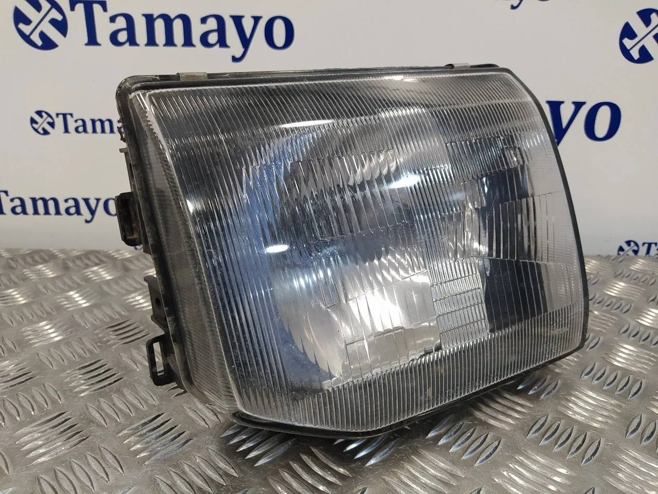 Faro Derecho para Mitsubishi Montero (V20/V40)