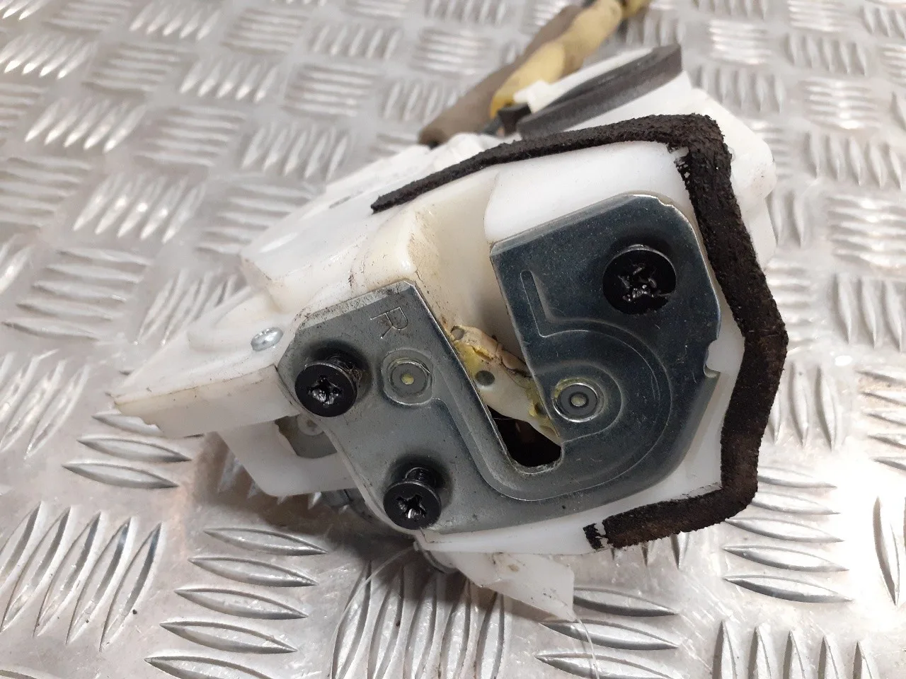 Cerradura Puerta Delantera Derecha para Mazda 2 Lim. ()