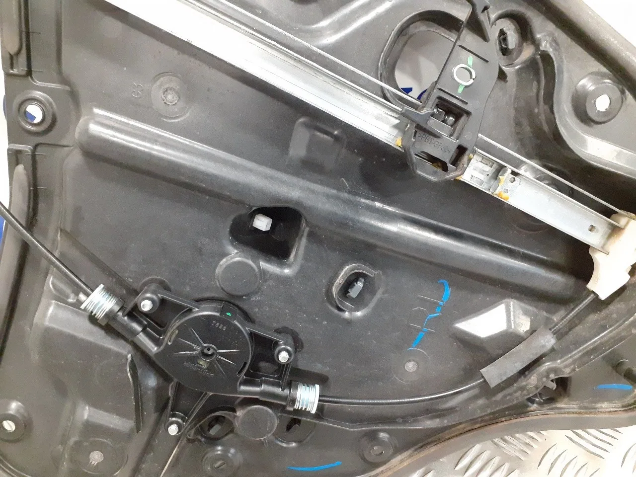 Elevalunas Trasero Izquierdo para Mazda 2 Lim. ()