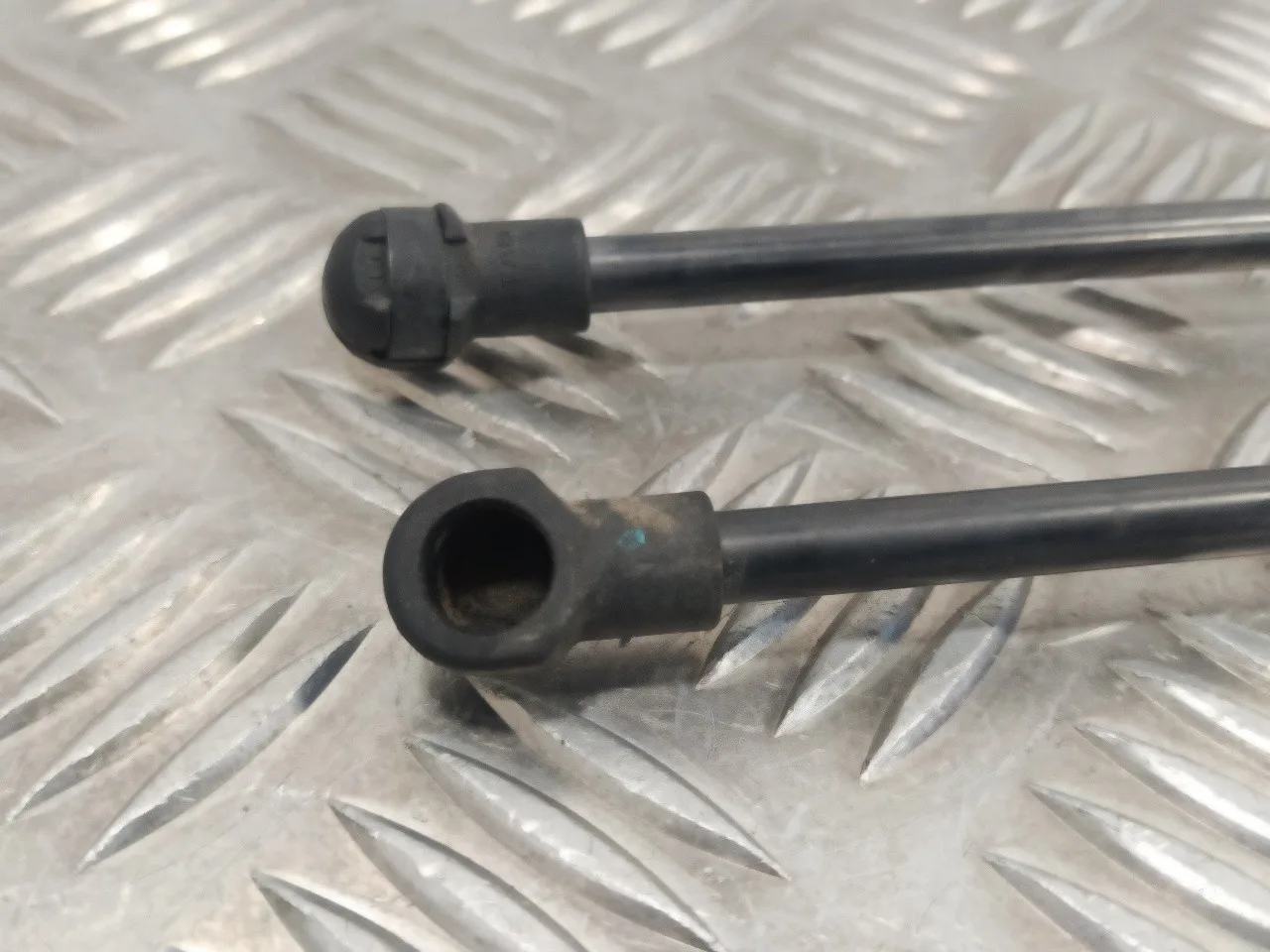 Amortiguadores Maletero / Porton para Mazda 2 Lim. ()