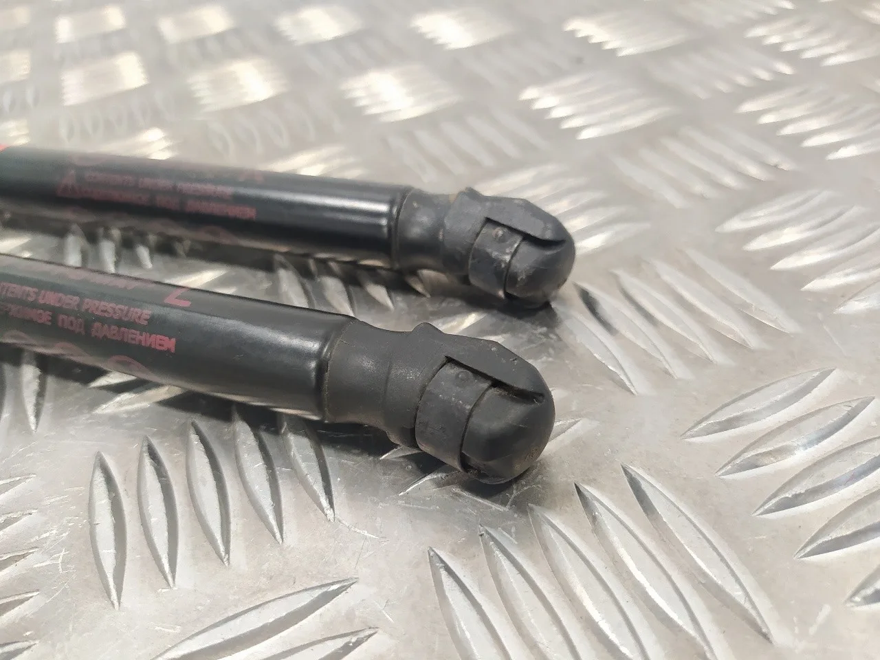Amortiguadores Maletero / Porton para Mazda 2 Lim. ()