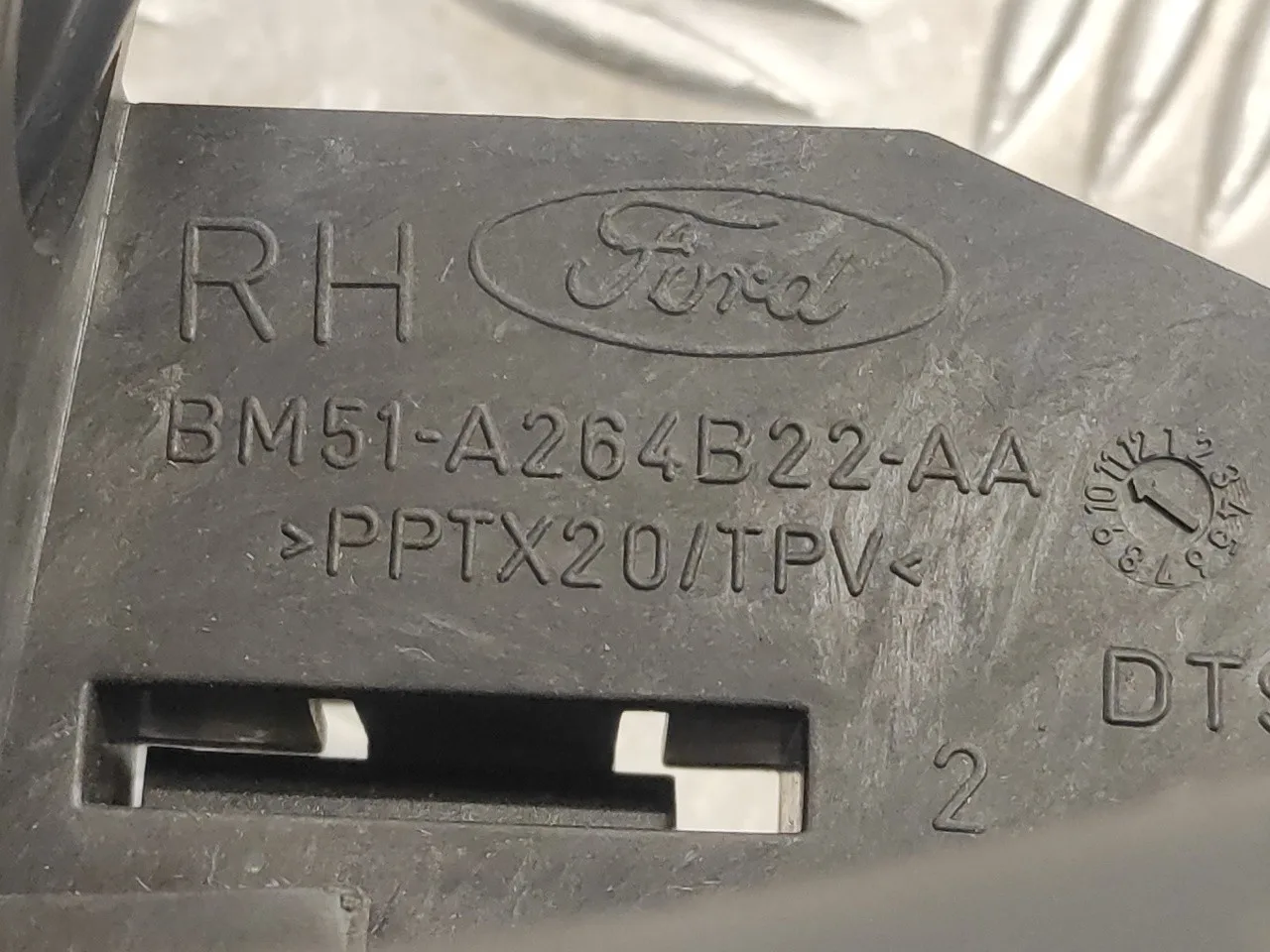 Cerradura Puerta Trasera Derecha para Ford Focus Turn. (Cb8)