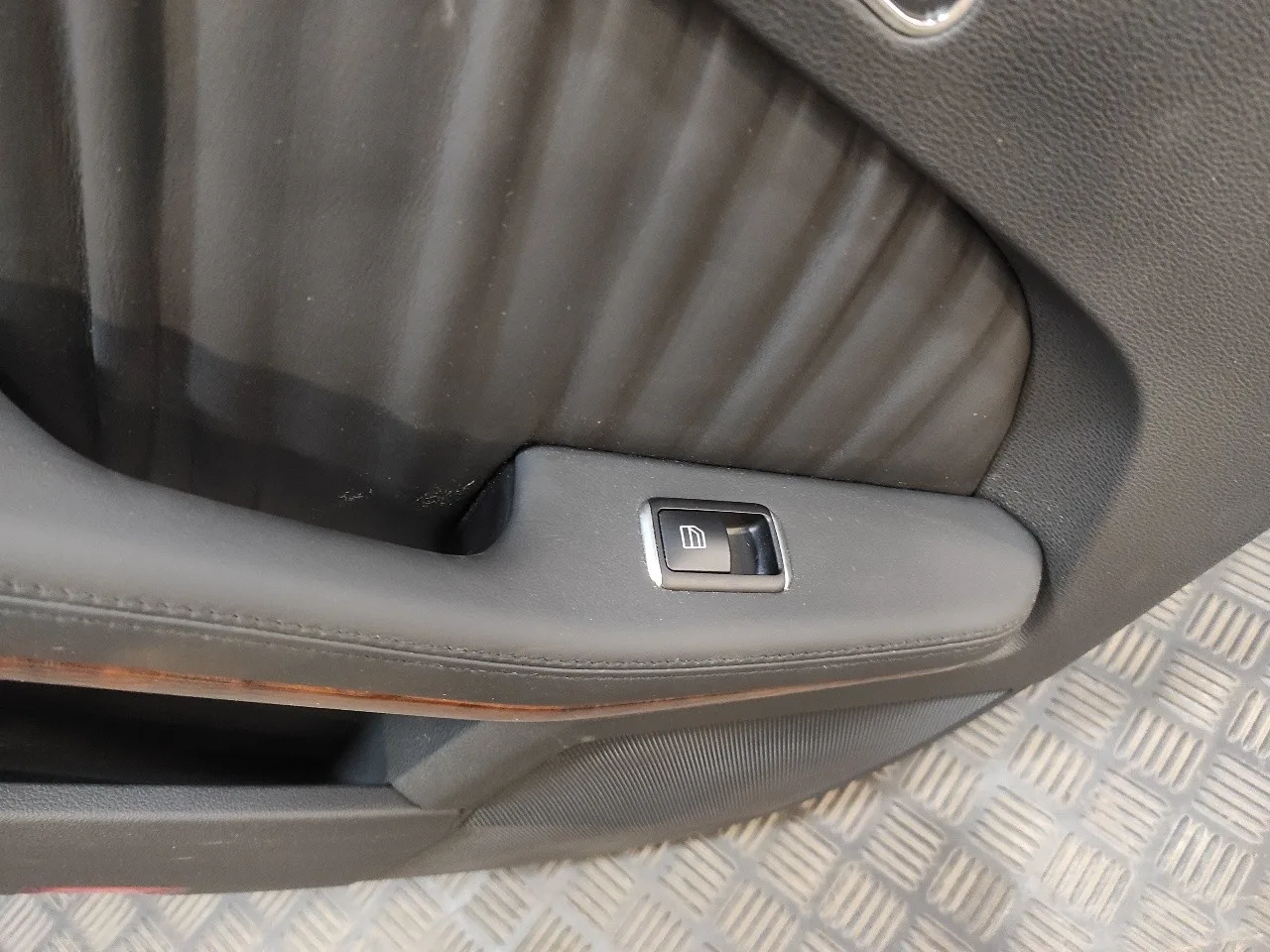 Guarnecido Puerta Trasera Izquierda para Mercedes-Benz Clase E (W212) Lim.