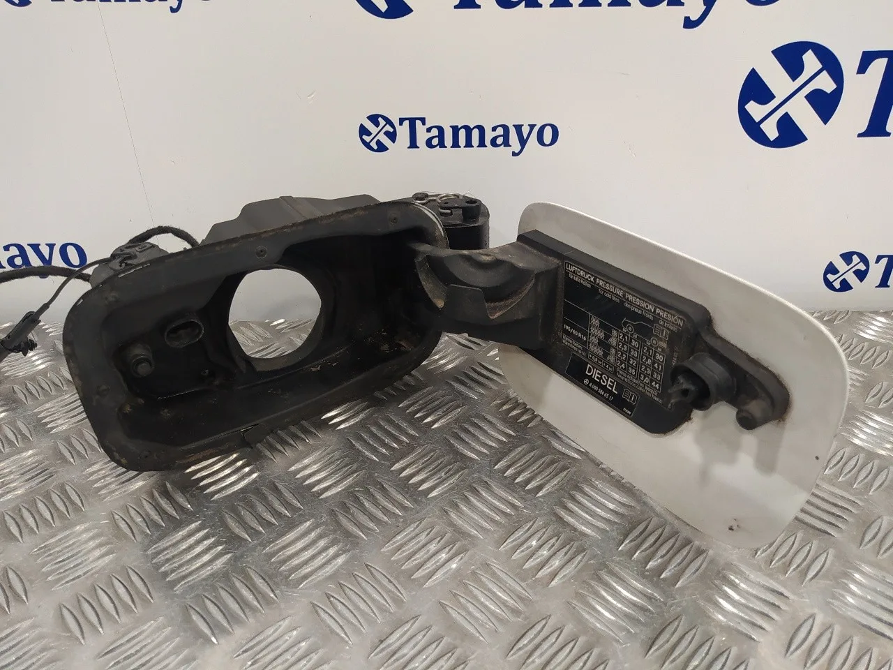 Tapa Exterior Combustible para Mercedes-Benz Clase C (W204) Berlina