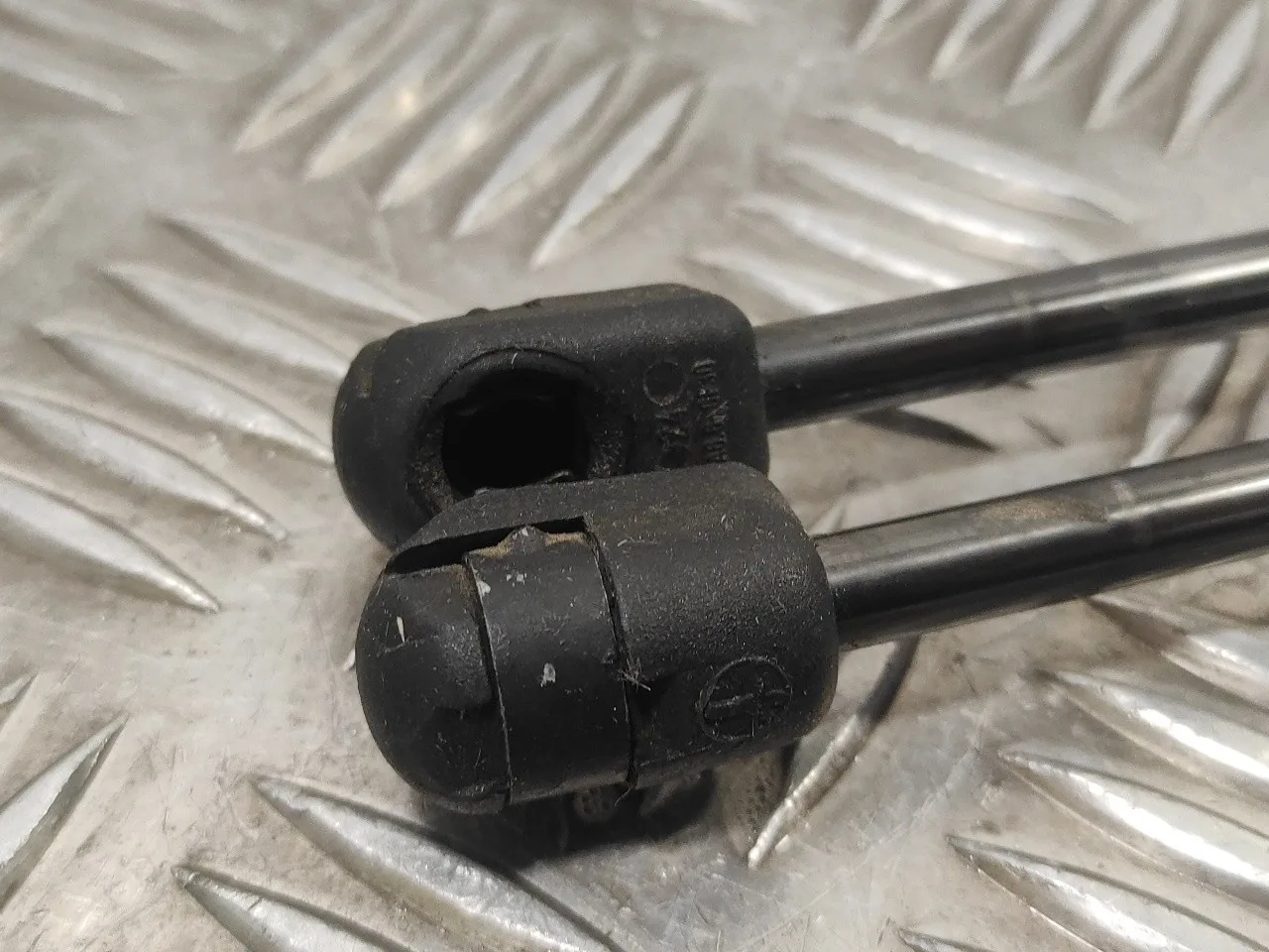 Amortiguadores Maletero / Porton para Ford Focus Turn.