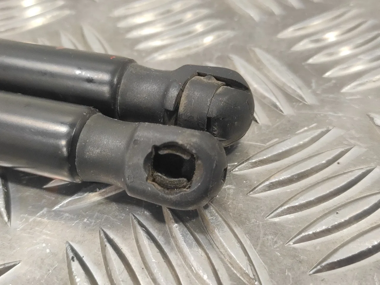 Amortiguadores Maletero / Porton para Ford Focus Turn.