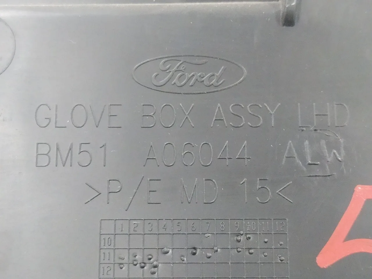Guantera para Ford Focus Turn.