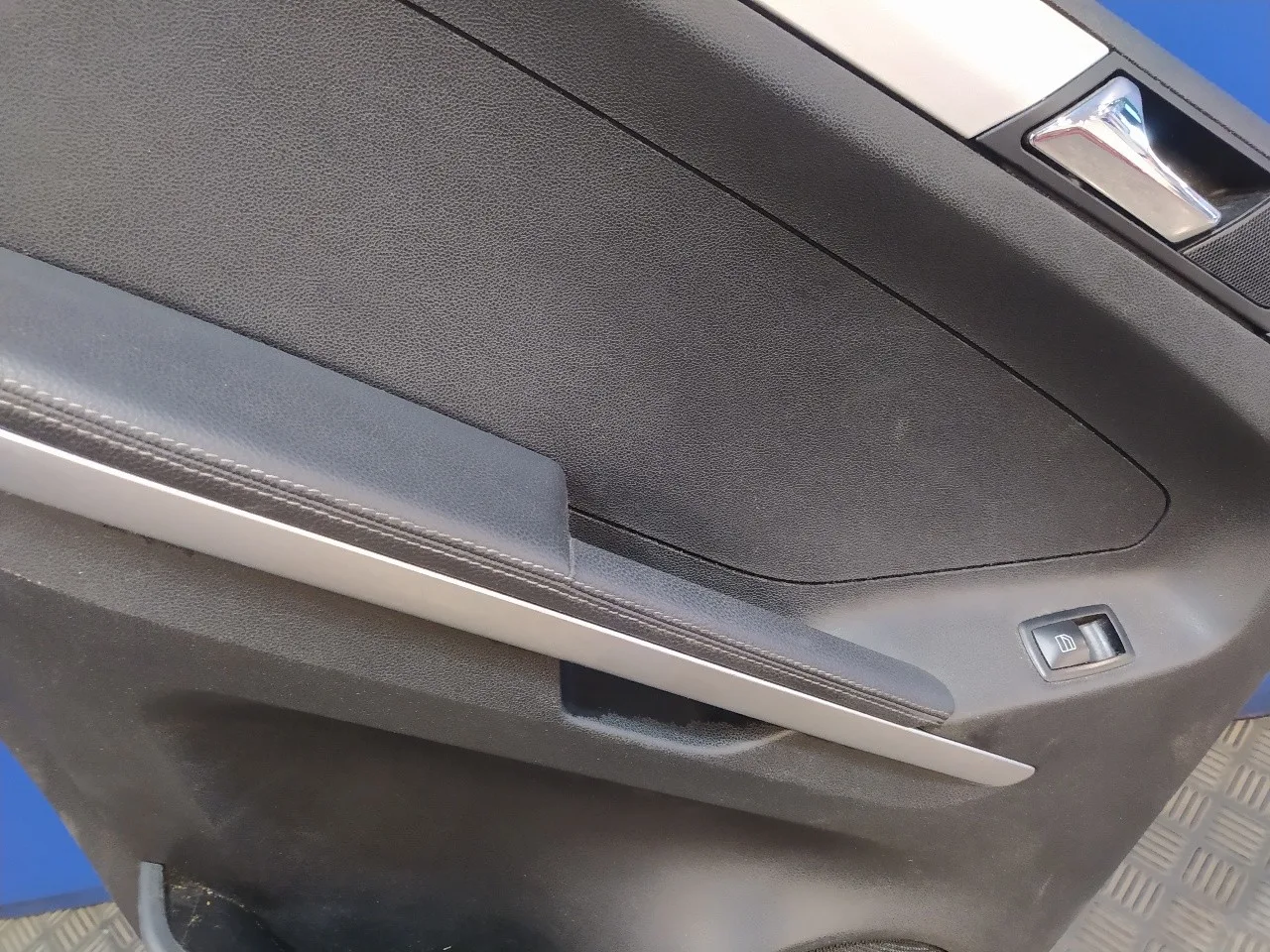 Guarnecido Puerta Trasera Izquierda para Mercedes-Benz Clase M (W164)