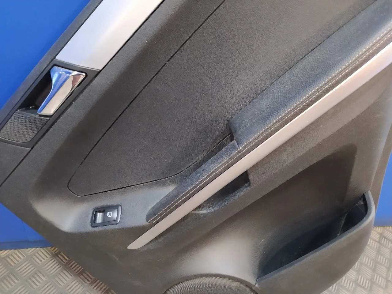 Guarnecido Puerta Trasera Derecha para Mercedes-Benz Clase M (W164)
