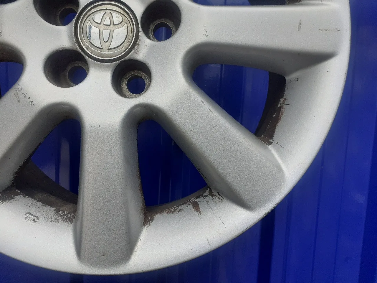 Llanta para Toyota Avensis Berlina (T25)