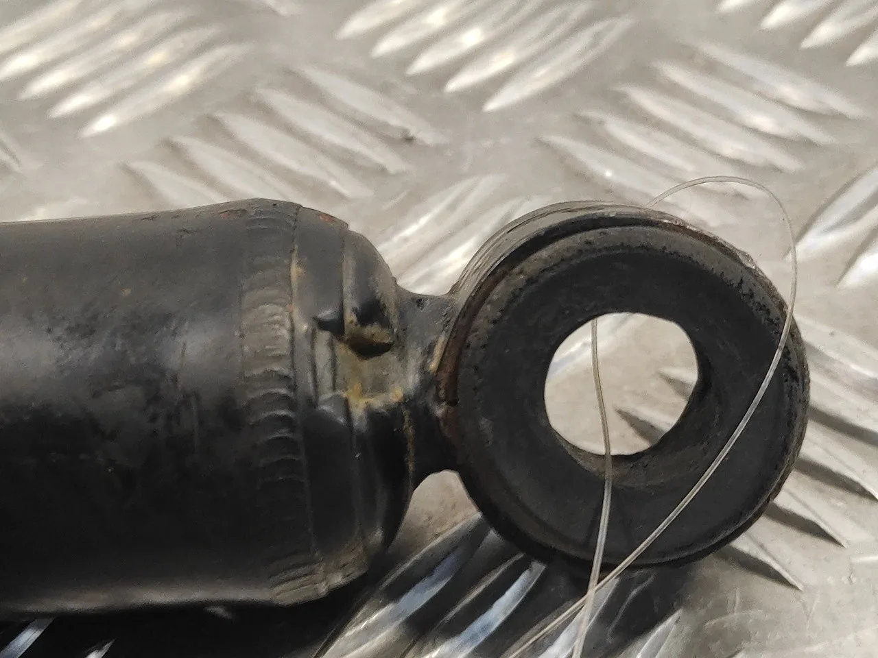 Amortiguador Trasero Derecho para Nissan Terrano/Terrano.ii (R20)