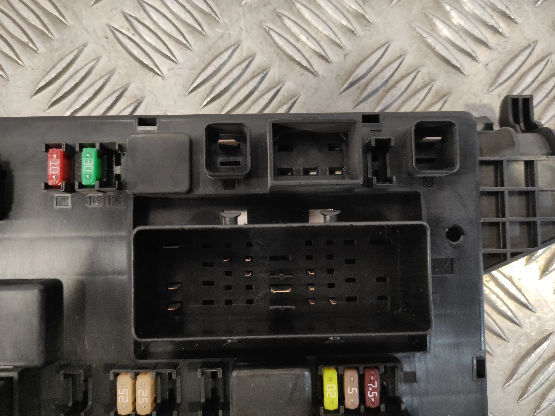 Caja Reles / Fusibles para Opel Astra J Lim.