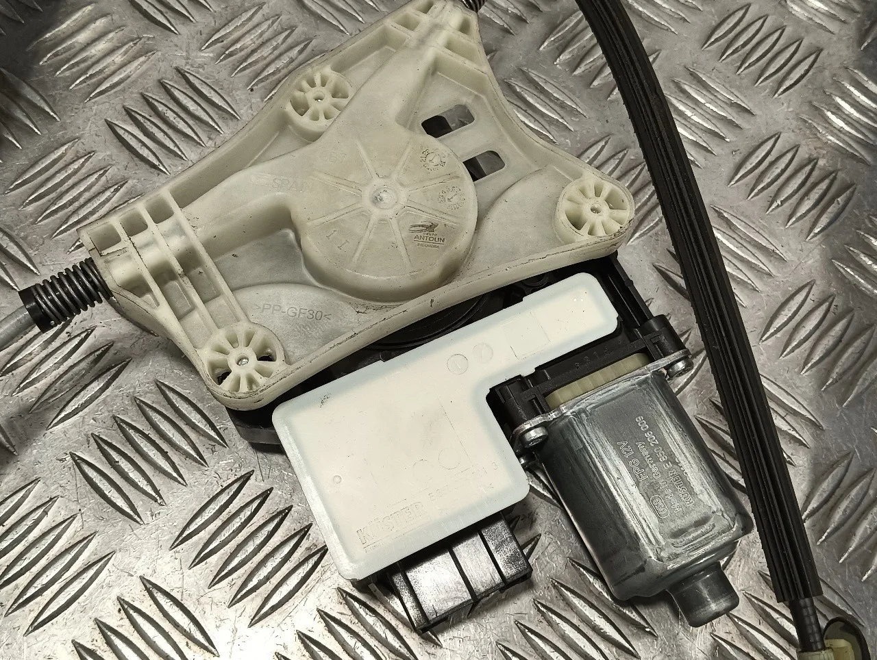 Elevalunas Delantero Izquierdo para Seat Ibiza (Kj1)