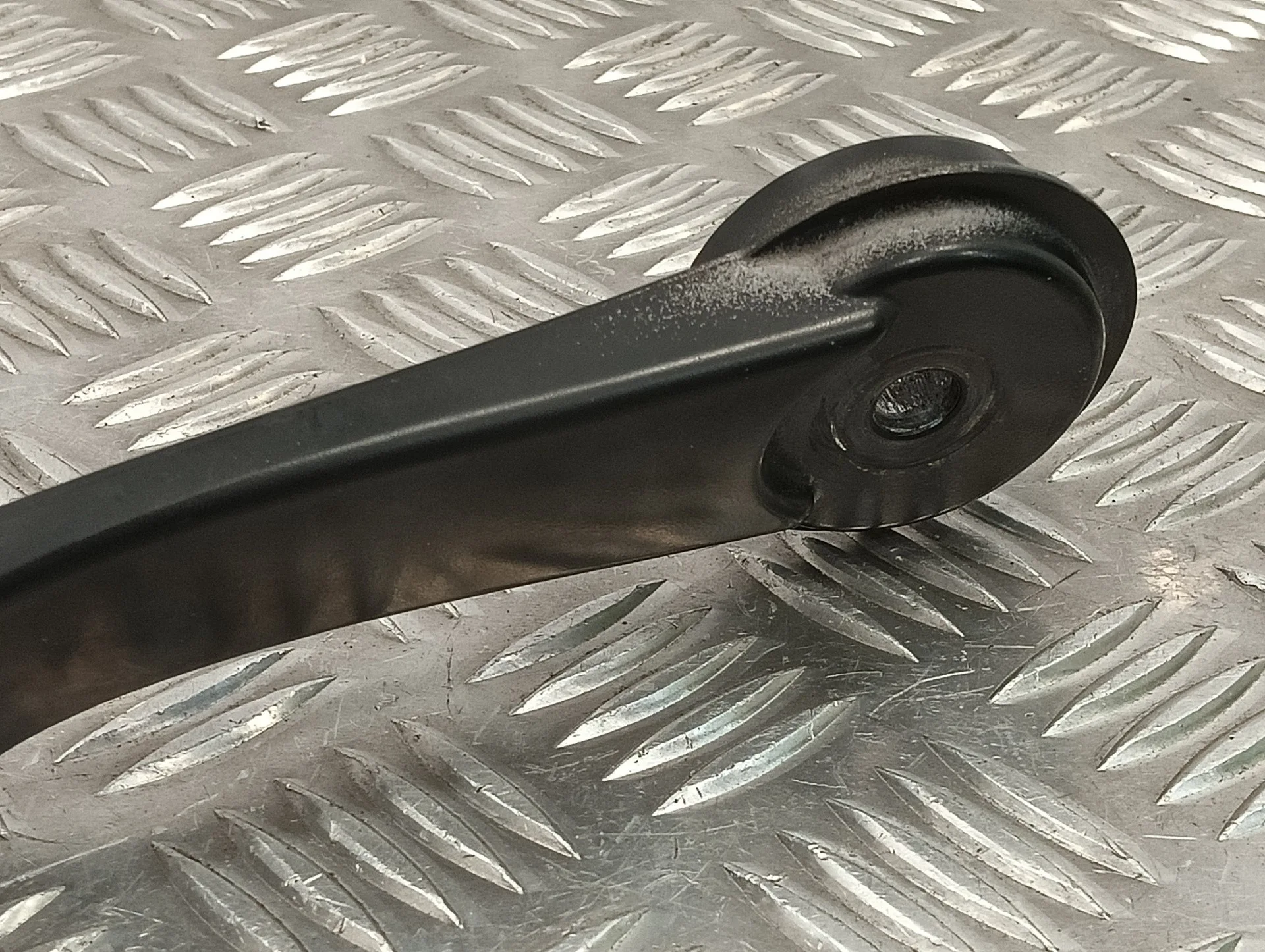 Brazo Limpia Delantero Izquierdo para Ford Focus Lim. (Cb8)
