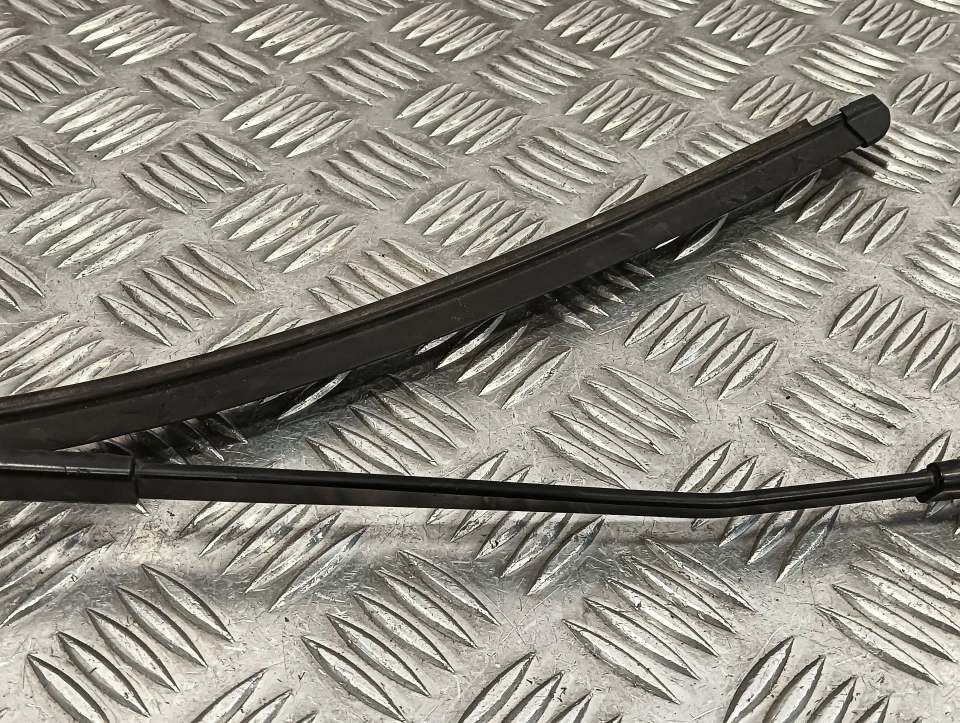 Brazo Limpia Delantero Izquierdo para Ford Focus Lim. (Cb8)