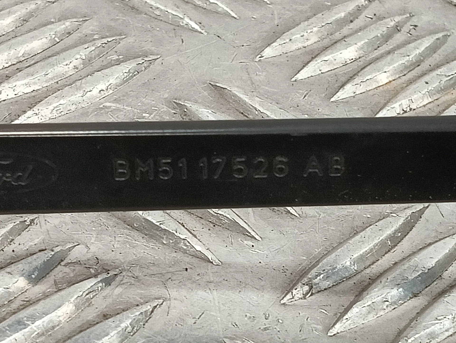 Brazo Limpia Delantero Izquierdo para Ford Focus Lim. (Cb8)