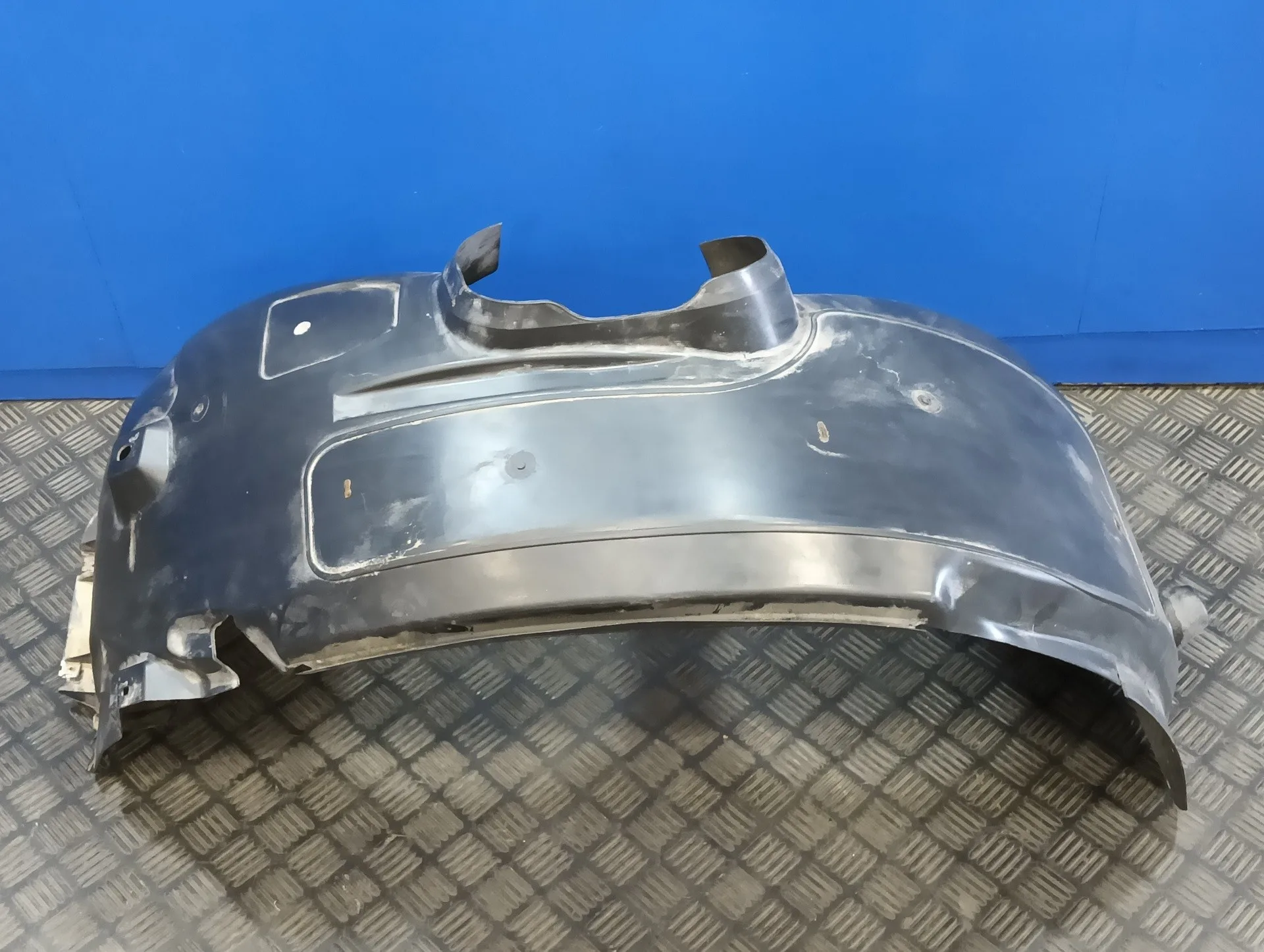Plastico Paso Rueda Delantero Izquierdo para Ford Focus Lim. (Cb8)