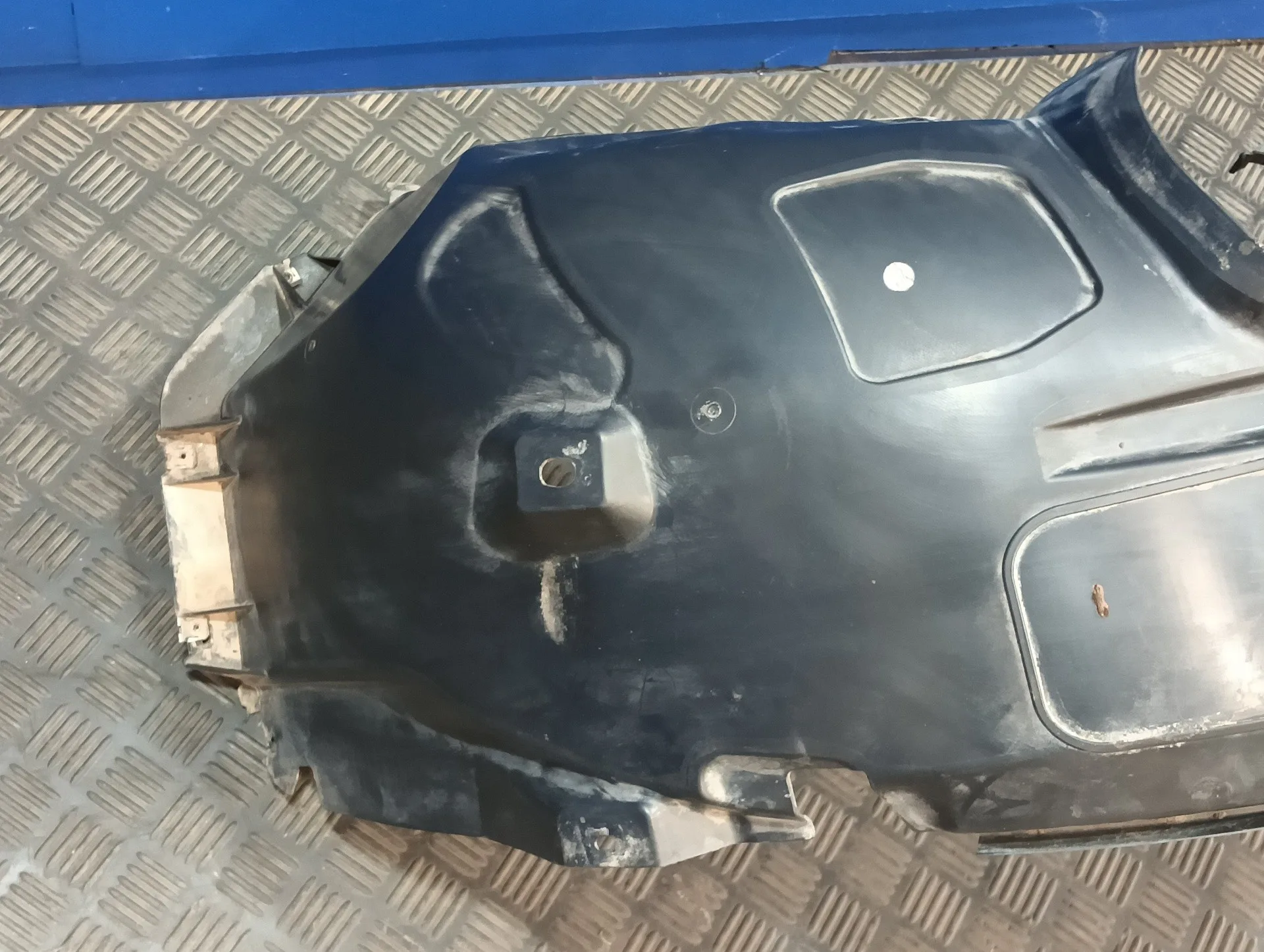 Plastico Paso Rueda Delantero Izquierdo para Ford Focus Lim. (Cb8)